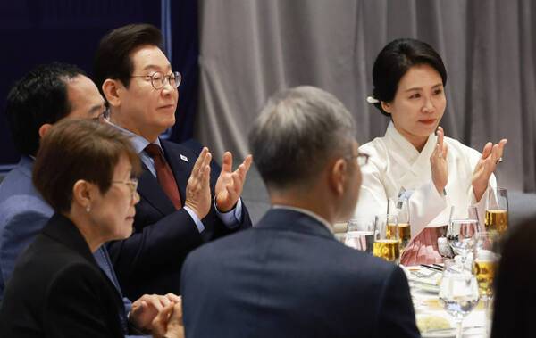 이재명 대통령과 김혜경 여사가 24일(현지시간) 미국 워싱턴DC의 한 호텔에서 열린 동포 만찬 간담회에서 박수치고 있다. 연합뉴스