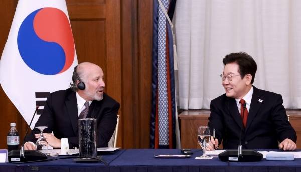 이재명 대통령이 25일(현지시간) 미국 워싱턴DC 윌라드 호텔에서 열린 한미 비즈니스 라운드 테이블에서 하워드 러트닉 미 상무장관과 대화하고 있다. 연합뉴스