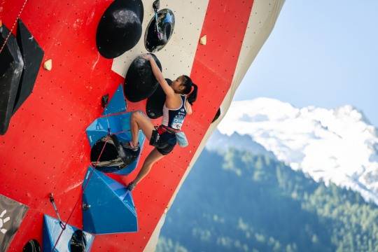 로프를 몸에 차고 스포츠클라이밍을 하는 국내 간판 서채현
