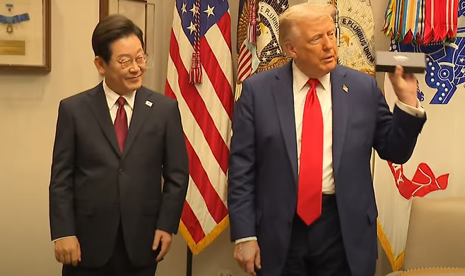 이 대통령에게서 펜 선물 받은 트럼프 대통령