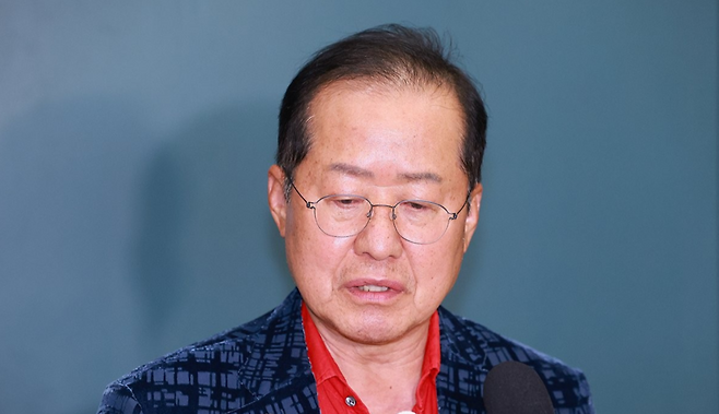 지난 6월 17일 인천국제공항 제1여객터미널을 통해 귀국. 귀국 뒤 취재진 만난 홍준표 전 대구시장 / 사진=연합뉴스