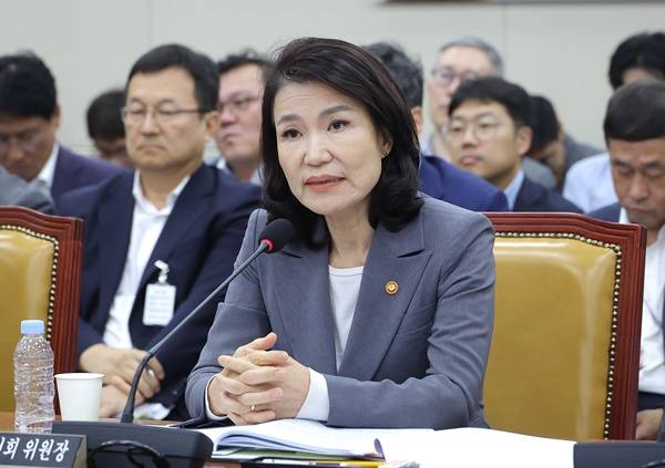▲이진숙 위원장이 지난 20일 서울 여의도 국회에서 열린 과방위 전체회의에서 의원 질의에 답변하고 있다. ⓒ연합뉴스