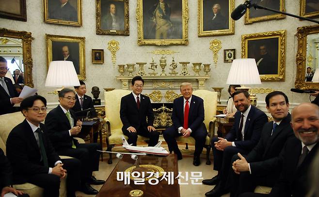 이재명 대통령과 도널드 트럼프 대통령이 25일(현지시간) 미국 워싱턴DC 백악관에서 정상회담을 하고 있다.