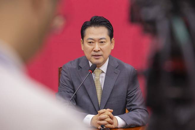국민의힘 6차 전당대회에서 승리한 장동혁 신임 대표가 26일 국회 국민의힘 당 대표 회의실에서 열린 기자회견에서 소감을 말하고 있다. [사진 출처 = 연합뉴스]