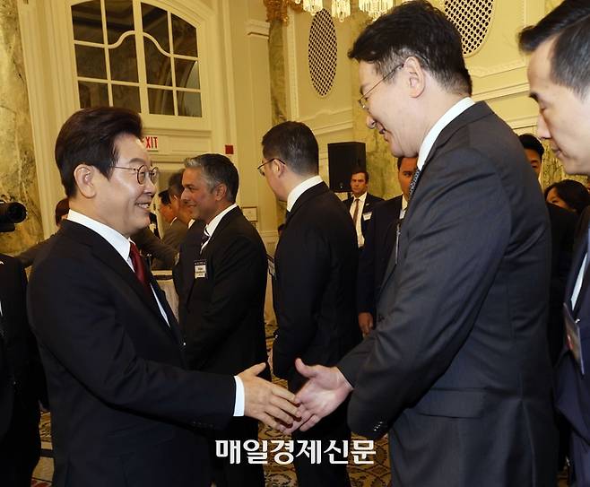이재명 대통령이 25일(현지시간) 미국 워싱턴DC 윌라드 호텔에서 열린 한미 비즈니스 라운드 테이블에 입장하며 조원태 한진그룹 회장과 인사하고 있다. 2025.08.25 [김호영기자]