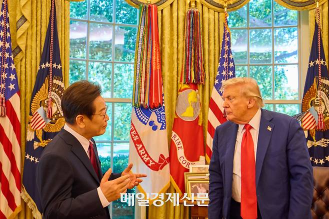 이재명 대통령이 25일(현지시간) 미국 워싱턴DC 백악관 오벌오피스에서 열린 한미정상회담뒤 도널드 트럼프 미국 대통령과 대화하고 있다. [워싱턴DC/김호영기자]