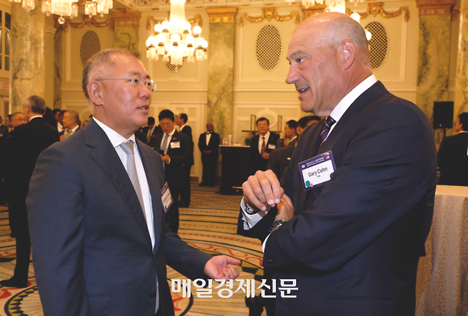 정의선 현대차 회장이  25일(현지시간) 미국 워싱턴DC 윌라드 호텔에서 열린 한미 비즈니스 라운드 테이블에서 개리 콘 IBM 부사장과 대화하고 있다. 2025.08.25 [대통령실사진기자단  매일경제 김호영]