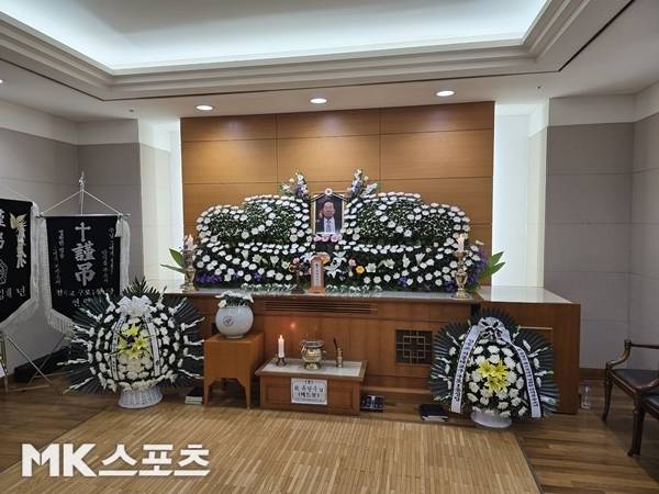 가수 강진의 히트곡 ‘막걸리 한잔’을 만든 류선우 작곡가의 부친이 별세했다. 향년 86세. 빈소에는 연예계 동료와 제자들의 발길이 이어지며 깊은 애도를 전했다. / 사진=관계자