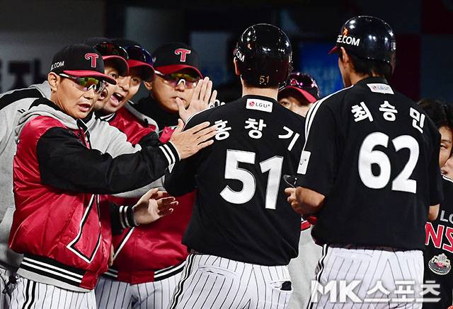 염경엽 감독과 홍창기. 사진=김영구 기자