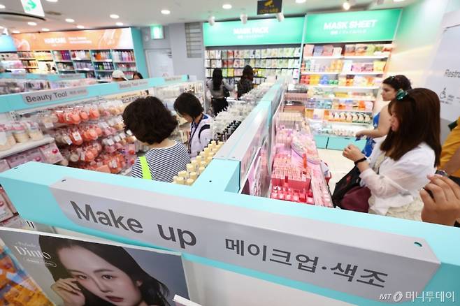 서울 시내 한 다이소 매장을 찾은 외국인 관광객들이 화장품을 살펴보고 있다.  /사진제공=뉴시스