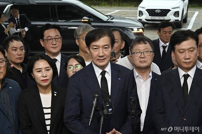 [광주=뉴시스] 박기웅 기자 = 조국 조국혁신당 혁신정책연구원장이 26일 오전 광주 북구 운정동 국립5·18민주묘지와 민족민주열사묘지를 찾아 참배한 뒤 기자들과 만나 발언을 하고 있다. 2025.08.26. pboxer@newsis.com /사진=