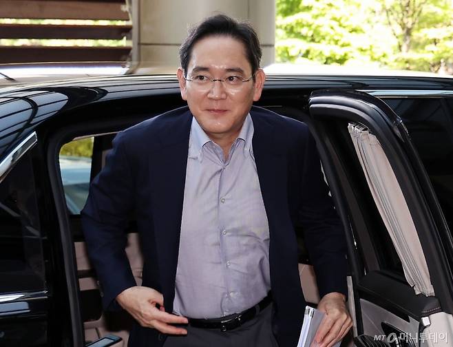 (서울=뉴스1) 구윤성 기자 = 이재용 삼성전자 회장이 24일 오후 서울 강서구 김포비즈니스항공센터에서 한미 정상회담 경제사절단 동행을 위해 미국으로 출국하고 있다. 2025.8.24/뉴스1  Copyright (C) 뉴스1. All rights reserved. 무단 전재 및 재배포,  AI학습 이용 금지. /사진=(서울=뉴스1) 구윤성 기자