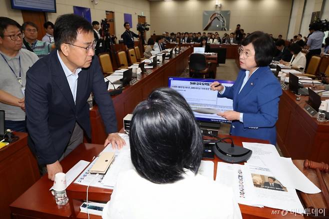 [서울=뉴시스] 김명년 기자 = 26일 오전 서울 여의도 국회 과학기술정보방송통신위원회 전체회의에서 더불어민주당 김현(오른쪽), 국민의힘 최형두 간사(왼쪽)가 대화하고 있다. 2025.08.26.  /사진=김명년