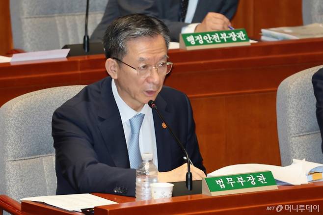 정성호 법무부 장관이 26일 오전 서울 여의도 국회에서 열린 제428회 국회(임시회) 예산결산특별위원회 2차 전체회의에서 의원 질의에 답변하고 있다. /사진=머니투데이 DB