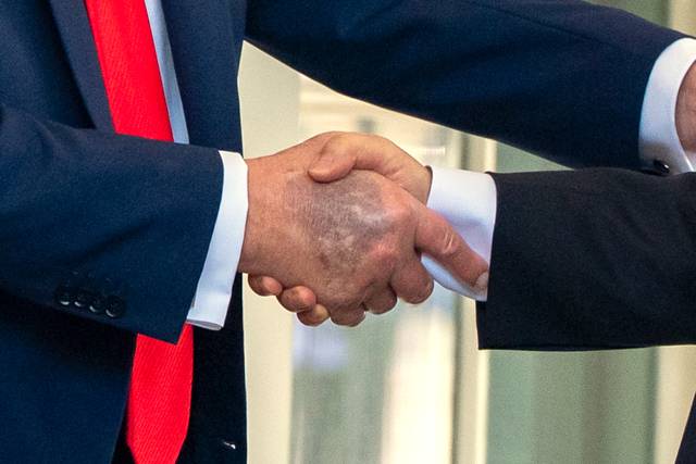 25일 미국 워싱턴DC 백악관 집무실에서 만난 도널드 트럼프(왼쪽 손) 미국 대통령이 이재명 대통령과 만나 악수하고있다. AP 뉴시스