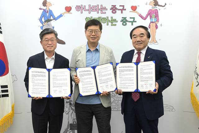 김길성(왼쪽) 중구청장이 25일 서울 중구청장 실에서 열린  ‘전통시장 친환경 포장재 지원사업’  협약식에서 우상현(가운데) BC카드 부사장, 김정안(오른쪽) 상권발전소 이사장과 함께 기념촬영을 하고 있다. 중구청 제공