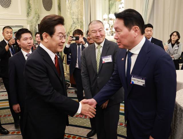 이재명 대통령이 25일 미국 ‘한·미 비즈니스 라운드테이블’ 행사에서 최태원(오른쪽) 대한상공회의소 회장과 악수하고 있다. 연합뉴스