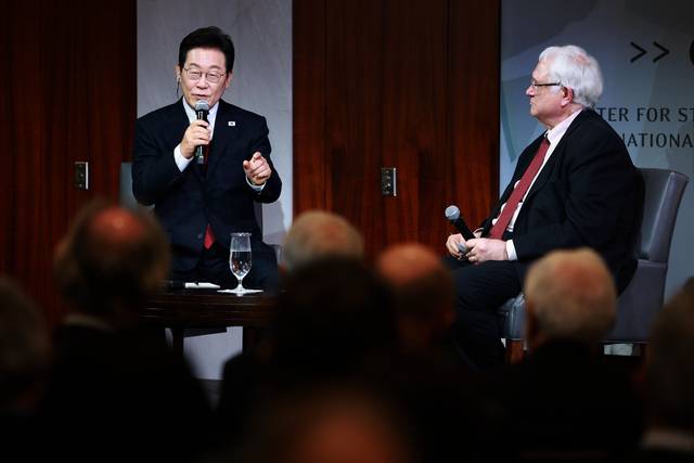 李대통령, CSIS서 연설 : 이재명 대통령이 25일 미국 워싱턴DC의 전략국제문제연구소(CSIS)에서 정책연설을 한 뒤 존 햄리 CSIS 소장의 질문에 답하고 있다. 연합뉴스