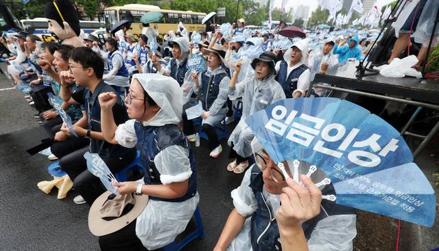 전국공무원노동조합 대표단과 조합원들이 6일 오후 서울 용산구 대통령실 인근에서 열린 ‘공무원 임금·수당 인상! 공무원·교원 생존권 쟁취!’ 공무원노동자대회에서 구호를 외치고 있다. 뉴시스