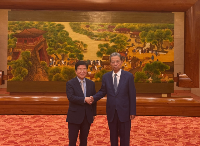 중국 특사단장인 박병석 전 국회의장과 자오러지 중국 전국인민대표대회 상무위워장. 베이징특파원 공동취재단