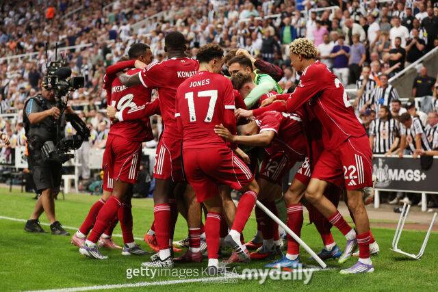 리오 은구모하의 결승골이 터진 뒤 리버풀 선수들이 기뻐하고 있다./게티이미지코리아