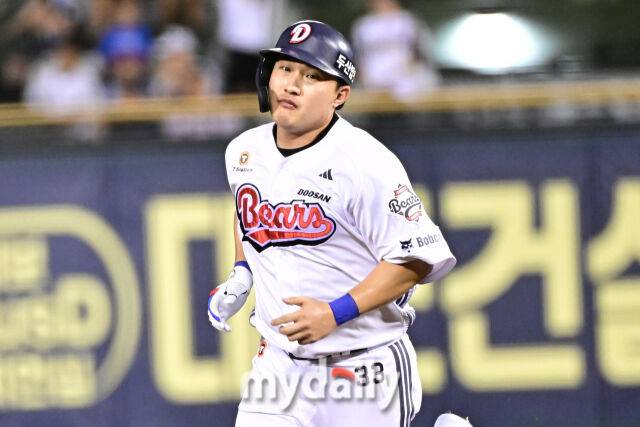 26일 서울 잠실야구장에서 열린 '2025 신한 SOL BANK KBO리그' 삼성 라이온즈와 두산 베어스 경기. 두산 김인태가 8회말 첫 타자로 나와 솔로포를 친 후 그라운드를 달리고 있다./잠실 = 한혁승 기자