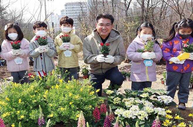 오승록 노원구청장과 유치원 아이들