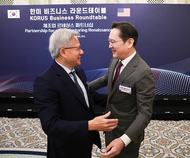 이재용 삼성전자 회장이 25일(현지시간) 미국 워싱턴DC 윌라드 호텔에서 열린 한미 비즈니스 라운드 테이블에서 젠슨 황 엔비디아 최고경영자와 포옹하고 있다. [연합]