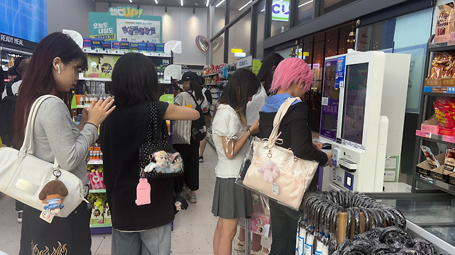 25일 서울 CU 에이케이&홍대점 카드 인화 키오스크 앞에 사람들이 줄을 섰다. 박연수 기자