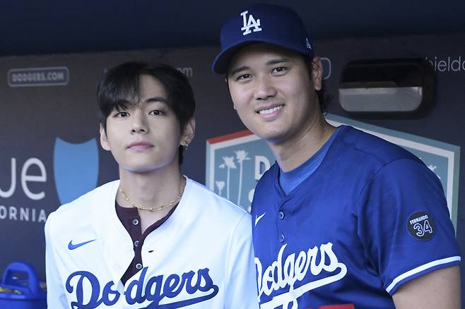 그룹 방탄소년단(BTS)의 뷔가 25일(현지시간) 미국 프로야구 메이저리그(MLB) 로스앤젤레스(LA) 다저스의 홈경기 시구에 앞서 다저스 소속 스타선수 오타니 쇼헤이와 만나 기념촬영을 하고 있다. [AP=연합뉴스]