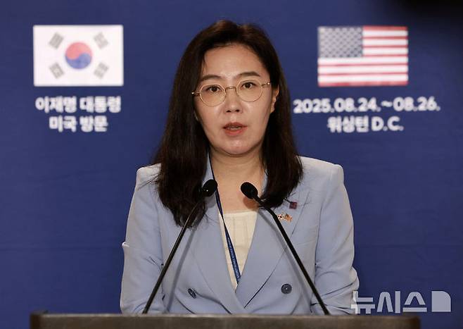 [워싱턴=뉴시스] 고범준 기자 = 강유정 대변인이 25일(현지 시간) 미국 워싱턴D.C 프레스센터 내 중앙기자실에서 정상회담 및 방미일정 관련 브리핑을 하고 있다. 2025.08.25. bjko@newsis.com