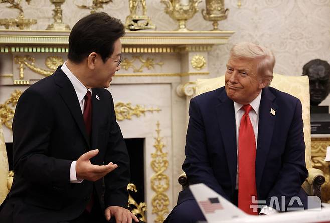 [워싱턴=뉴시스] 고범준 기자 = 이재명 대통령과 도널드 트럼프 미국 대통령이 25일(현지 시간) 미국 워싱턴DC 백악관에서 한미 정상회담을 하고 있다. 2025.08.26. bjko@newsis.com