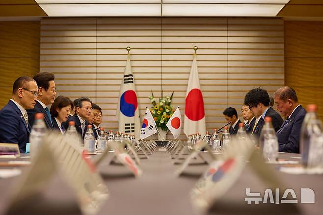 [도쿄=뉴시스] 고범준 기자 = 이재명 대통령과 이시바 시게루 일본 총리가 23일(현지 시간) 일본 도쿄 총리 관저에서 한일 확대 정상회담을 하고 있다. (공동취재) 2025.08.24. bjko@newsis.com