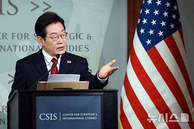 [워싱턴=뉴시스] 고범준 기자 = 이재명 대통령이 25일(현지 시간) 미국 워싱턴DC 전략국제문제연구소(CSIS)에서 정책 연설을 하고 있다. 2025.08.26. bjko@newsis.com