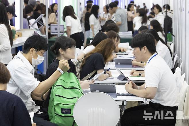 [서울=뉴시스] 김근수 기자 = 2026학년도 수시 대학입학정보박람회가 열린 24일 서울 강남구 코엑스에서 수험생들과 학부모들이 입시상담을 받고 있다. 2024.07.24. ks@newsis.com