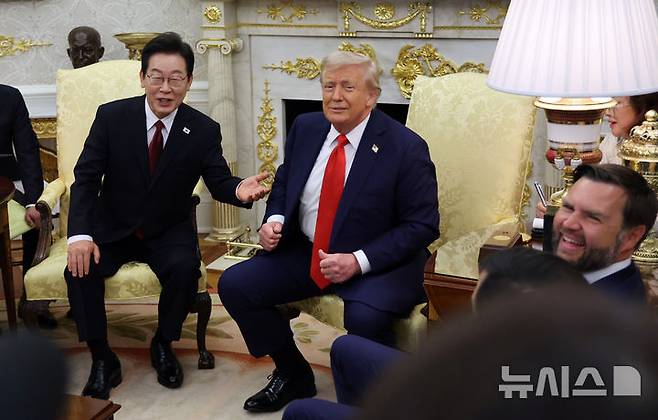 [워싱턴=뉴시스] 고범준 기자 = 이재명 대통령과 도널드 트럼프 미국 대통령이 25일(현지 시간) 미국 워싱턴DC 백악관에서 화기애애한 분위기 속에서 한미 정상회담을 하고 있다. 2025.08.26. bjko@newsis.com