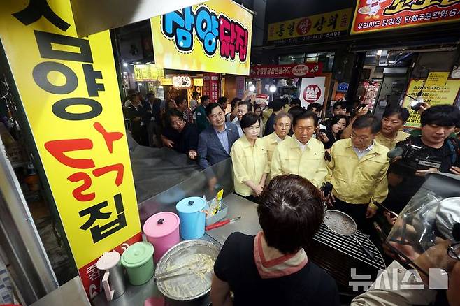 [강릉=뉴시스] 조성봉 기자 = 정청래 더불어민주당 대표가 26일 강원 강릉시 경강로 중앙시장을 찾아 상인에게 가뭄 제한급수로 인한 애로사항을 듣고 있다. 20205.08.26. suncho21@newsis.com