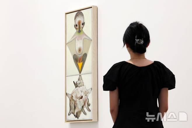 [서울=뉴시스] 박진희 기자 = 프랑스 대표 갤러리 페로탕(Perrotin)은 26일 서울 강남구 페로탕 서울에서 일본 현대미술 작가 이즈미 카토(Izumi Kato)의 개인전 기자간담회를 갖고 작가의 신작을 소개하고 있다. 2025.08.26. pak7130@newsis.com