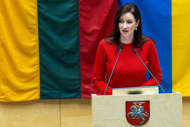 [빌뉴스(리투아니아)=AP/뉴시스]리투아니아 차기 총리로 지명된 사회민주당의 잉가 루기니에네 의원이 26일 리투아니아 빌뉴스에서 열린 리투아니아 의회에서 연설하고 있다. 리투아니아 의회는 26일 긴타우타스 팔루츠카스 총리가 그의 사업 거래에 대한 조사로 사임한 지 몇 주 만에 전직 노조 지도자 출신으로 비교적 정치 신인인 잉가 루기니에네(여)를 새 총리로 선출했다. 2025.08.26.