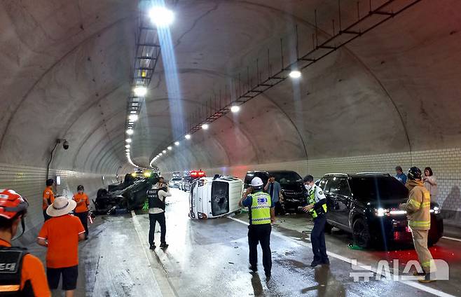 [담양=뉴시스] 전남 담양2터널 5중 교통사고. (사진=담양소방서 제공). photo@newsis.com *재판매 및 DB 금지