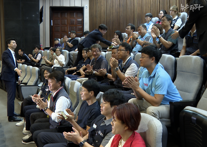 지난 8월 24일 노란봉투법이 통과되자 국회 방청석에 앉아 있던 노동자들이 박수를 치고 있다.