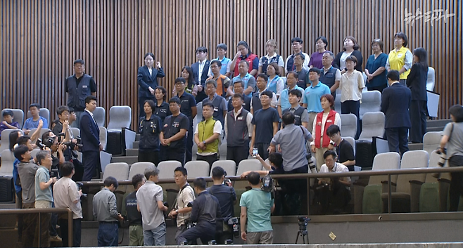 지난 8월 24일 노란봉투법 통과된 후 우원식 국회장의장이 법 통과의 의미를 설명하자 노동자들이 일어서서 듣고 있다.&nbsp;