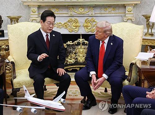 이재명 대통령, 한·미 정상회담 발언 (워싱턴=연합뉴스) 한상균 기자 = 이재명 대통령이 25일(현지시간) 미국 워싱턴 DC 백악관 오벌오피스에서 열린 도널드 트럼프 미국 대통령과의 한미 정상회담에서 발언하고 있다. 2025.8.26 xyz@yna.co.kr