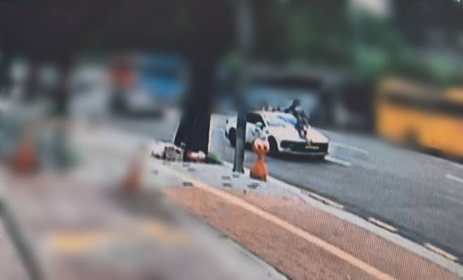 택시로 맨몸으로 돌진해 올라타는 남성