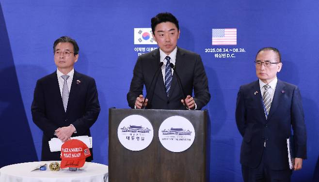 김용범 대통령실 정책실장(왼쪽부터), 강훈식 대통령 비서실장, 위성락 국가안보실장이 25일(현지시간) 미국 워싱턴DC의 한국프레스센터가 마련된 호텔에서 이재명 대통령과 도널드 트럼프 미국 대통령의 한미정상회담 관련 브리핑을 하고 있다. 연합뉴스