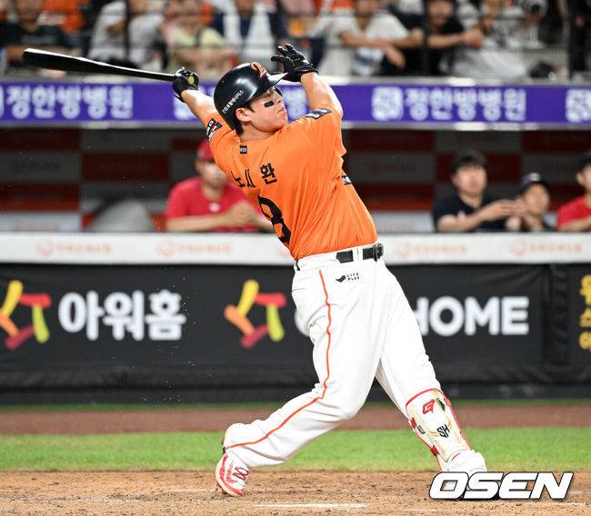 [OSEN=대전, 이대선 기자] 5회말 2사 1루에서 한화 노시환이 좌중월 투런 홈런을 치고 있다. 2025.08.24 /sunday@osen.co.kr