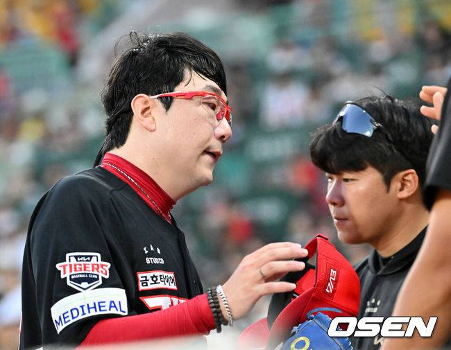 [OSEN=인천, 민경훈 기자] 26일 인천 SSG랜더스필드에서 ‘2025 신한 SOL Bank KBO리그’ SSG 랜더스와 KIA 타이저그의 경기가 열렸다.홈팀 SSG는 문승원, 어웨이팀 KIA는 양현종을 선발로 내세웠다.2회말을 마친 KIA 선발 양현종이 덕아웃으로 향하며 하이파이브를 하고 있다. 2025.08.26 / rumi@osen.co.kr