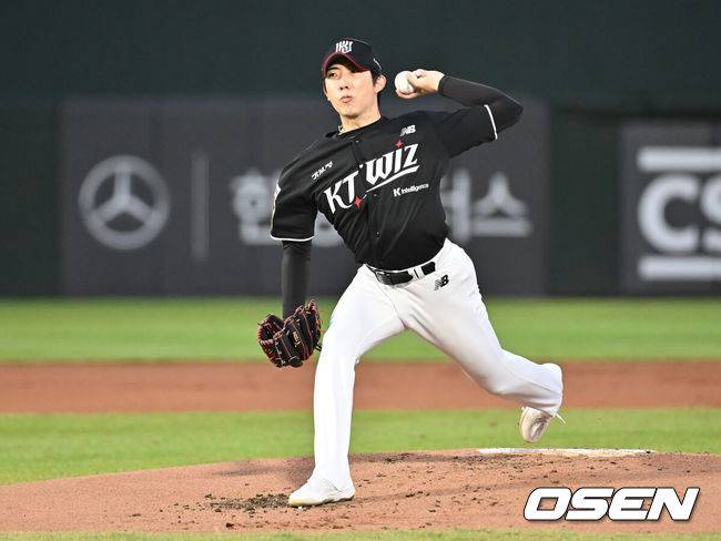 [OSEN=부산, 이석우 기자] 26일 부산 사직야구장에서 2025 신한 SOL 뱅크 KBO 리그 롯데 자이언츠와 KT 위즈의 경기가 열렸다. 홈팀 롯데는 나균안이, 방문팀 KT는 오원석이 선발 출전했다.KT 위즈 선발 투수 오원석이 역투하고 있다. 2025.08.26 / foto0307@osen.co.kr