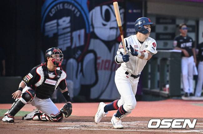 [OSEN=부산, 이석우 기자] 26일 부산 사직야구장에서 2025 신한 SOL 뱅크 KBO 리그 롯데 자이언츠와 KT 위즈의 경기가 열렸다. 홈팀 롯데는 나균안이, 방문팀 KT는 오원석이 선발 출전했다.롯데 자이언츠 고승민이 1회말 1사 2루 우익수 앞 1타점 안타를 치고 있다. 2025.08.26 / foto0307@osen.co.kr