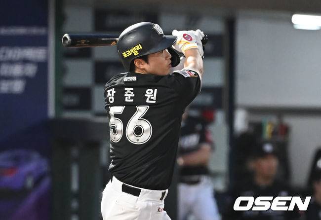 [OSEN=부산, 이석우 기자] 26일 부산 사직야구장에서 2025 신한 SOL 뱅크 KBO 리그 롯데 자이언츠와 KT 위즈의 경기가 열렸다. 홈팀 롯데는 나균안이, 방문팀 KT는 오원석이 선발 출전했다.KT 위즈 장준원이 2회초 2사 2,3루 중견수 왼쪽 역전 2타점 안타를 치고 있다. 2025.08.26 / foto0307@osen.co.kr